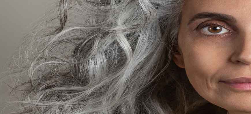 Jak pielęgnować włosy dojrzałe? Piękne w każdym wieku
